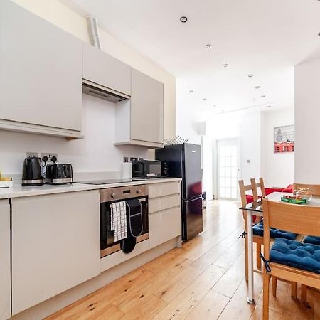 Spacious Retreat 2-Bed In Popular Camden Town Лондон Экстерьер фото
