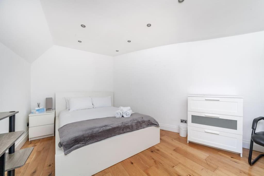 Spacious Retreat 2-Bed In Popular Camden Town Лондон Экстерьер фото