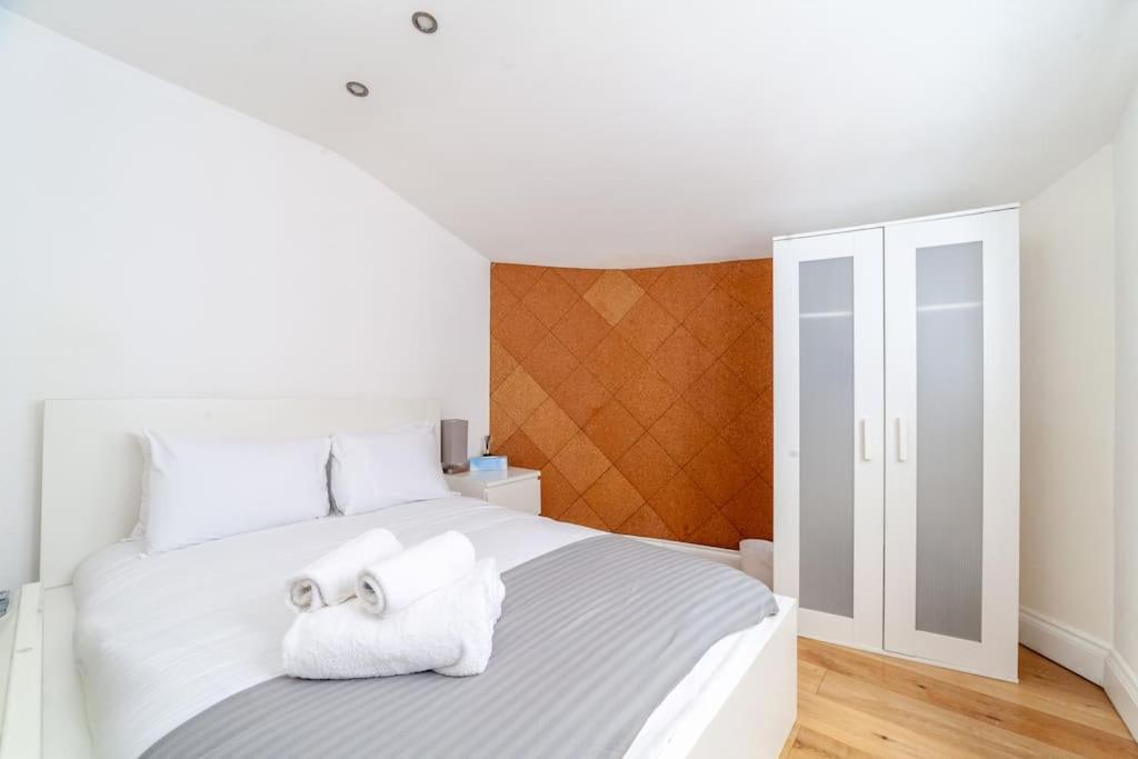 Spacious Retreat 2-Bed In Popular Camden Town Лондон Экстерьер фото