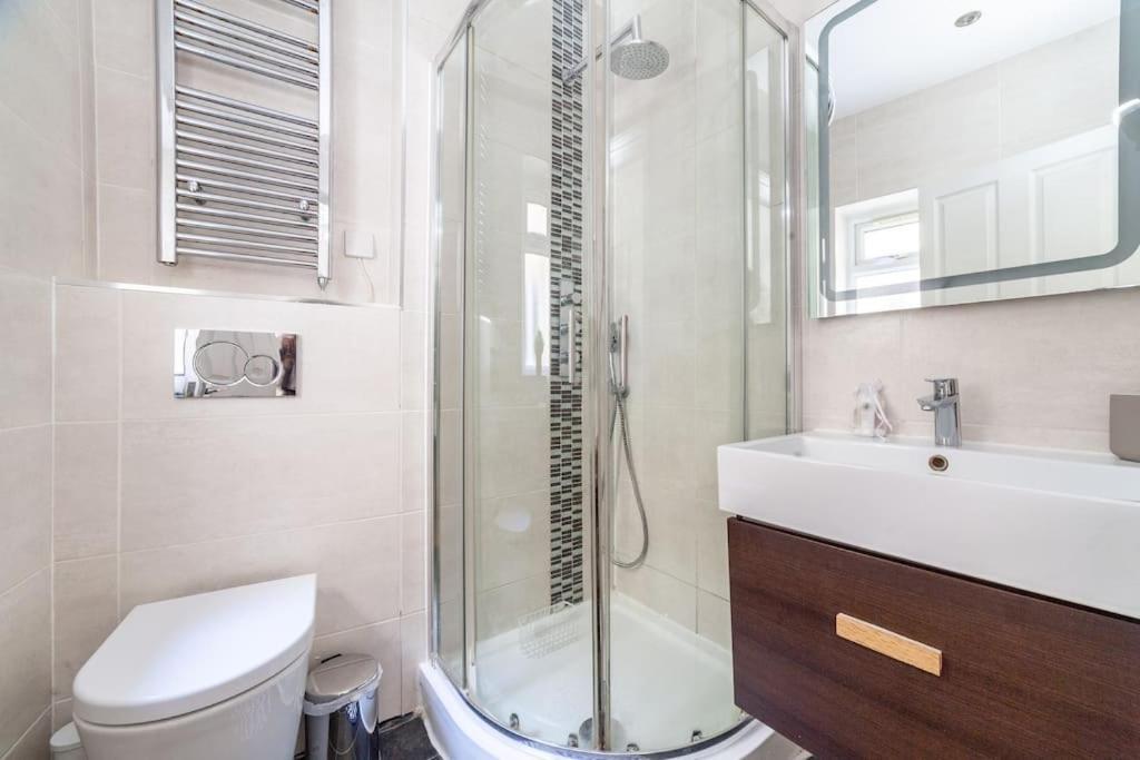 Spacious Retreat 2-Bed In Popular Camden Town Лондон Экстерьер фото