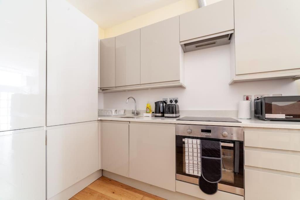 Spacious Retreat 2-Bed In Popular Camden Town Лондон Экстерьер фото