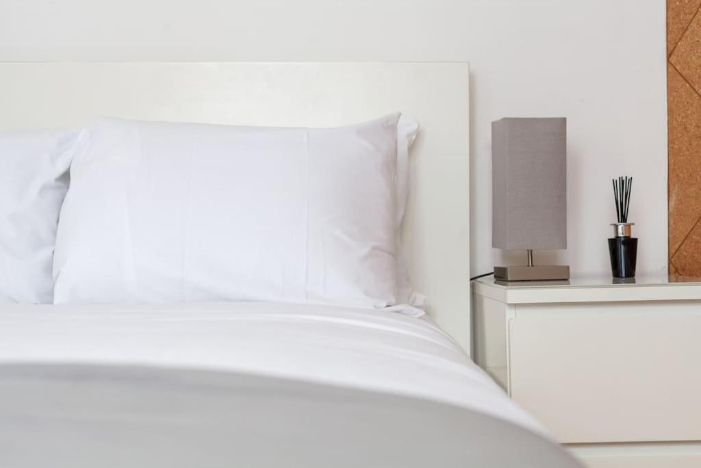 Spacious Retreat 2-Bed In Popular Camden Town Лондон Экстерьер фото