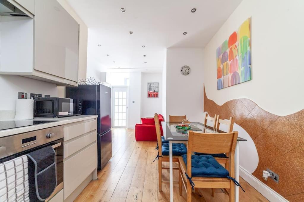 Spacious Retreat 2-Bed In Popular Camden Town Лондон Экстерьер фото